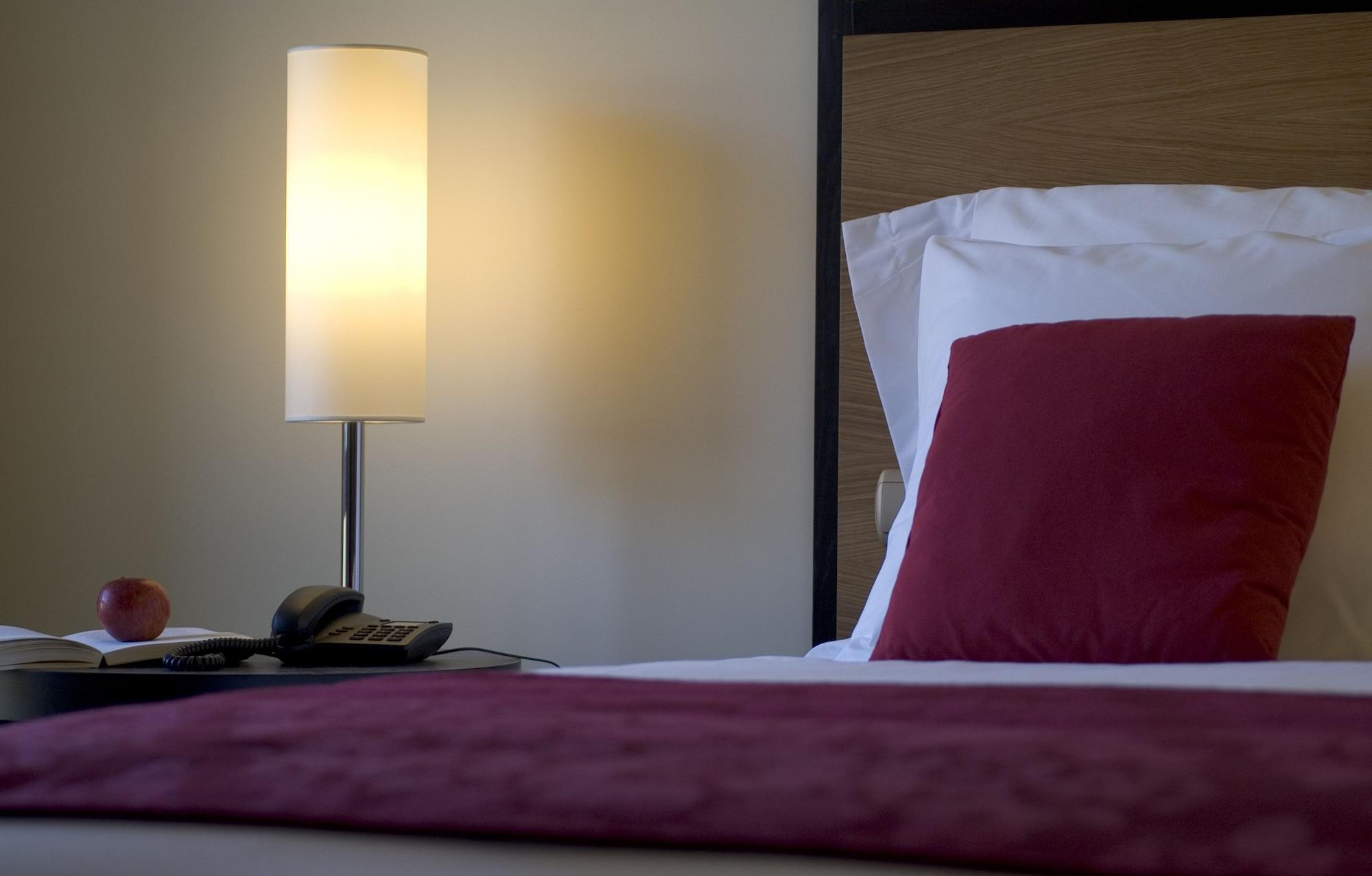 Pestana Casino Park Hotel & Casino Funchal  Exterior foto A lamp on a bedside table