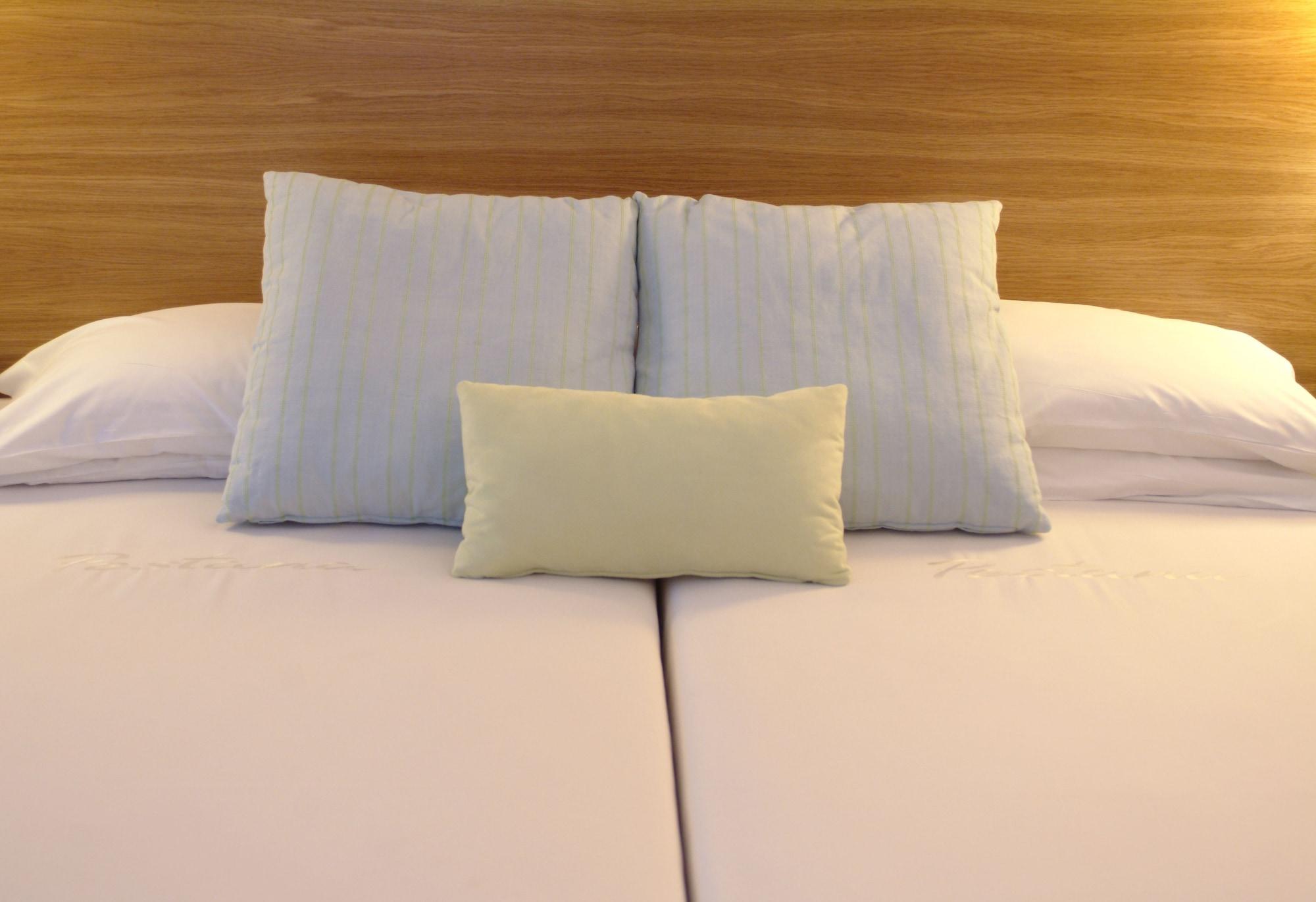 Pestana Casino Park Hotel & Casino Funchal  Exterior foto Pillows on a bed