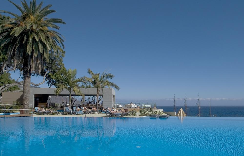 Pestana Casino Park Hotel & Casino Funchal  Exterior foto The pool at the hotel