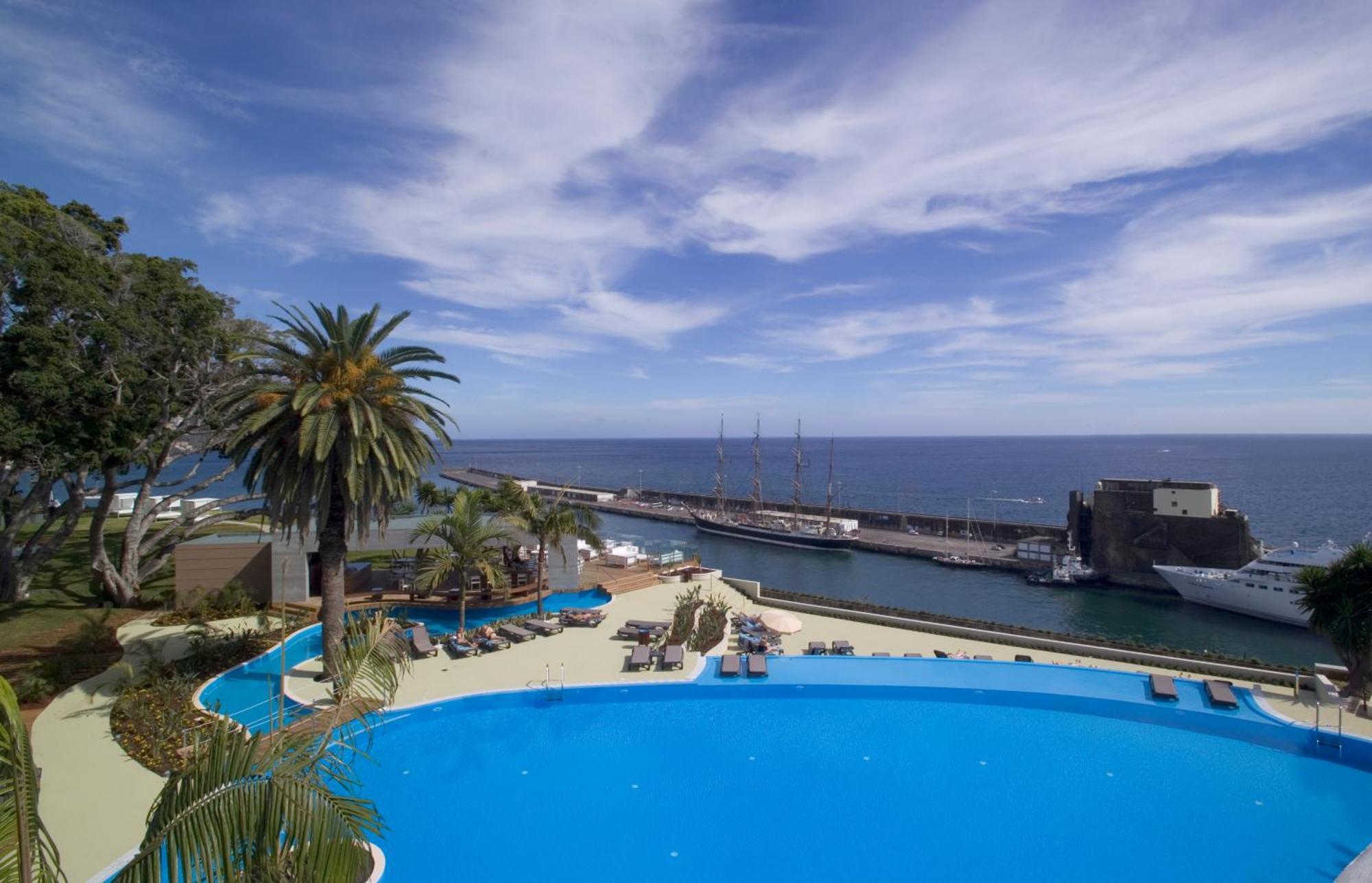 Pestana Casino Park Hotel & Casino Funchal  Exterior foto The pool at the hotel